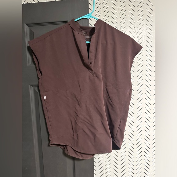 Figs Scrubs Espresso, XXS top and XXS Tall Cargo Pants - Picture 2 of 2